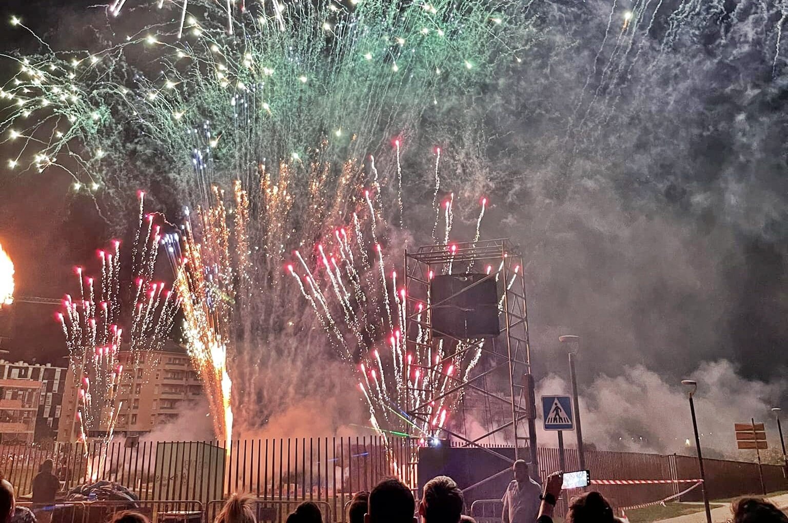 Fotos Fuegos Artificiales Y Sana Cr Tica Para Despedir San Lucas