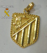 El escudo de un equipo de fútbol en una de las joyas facilita la investigación de un robo que ese produjo el pasado mes de marzo. Foto: Guardia Civil.