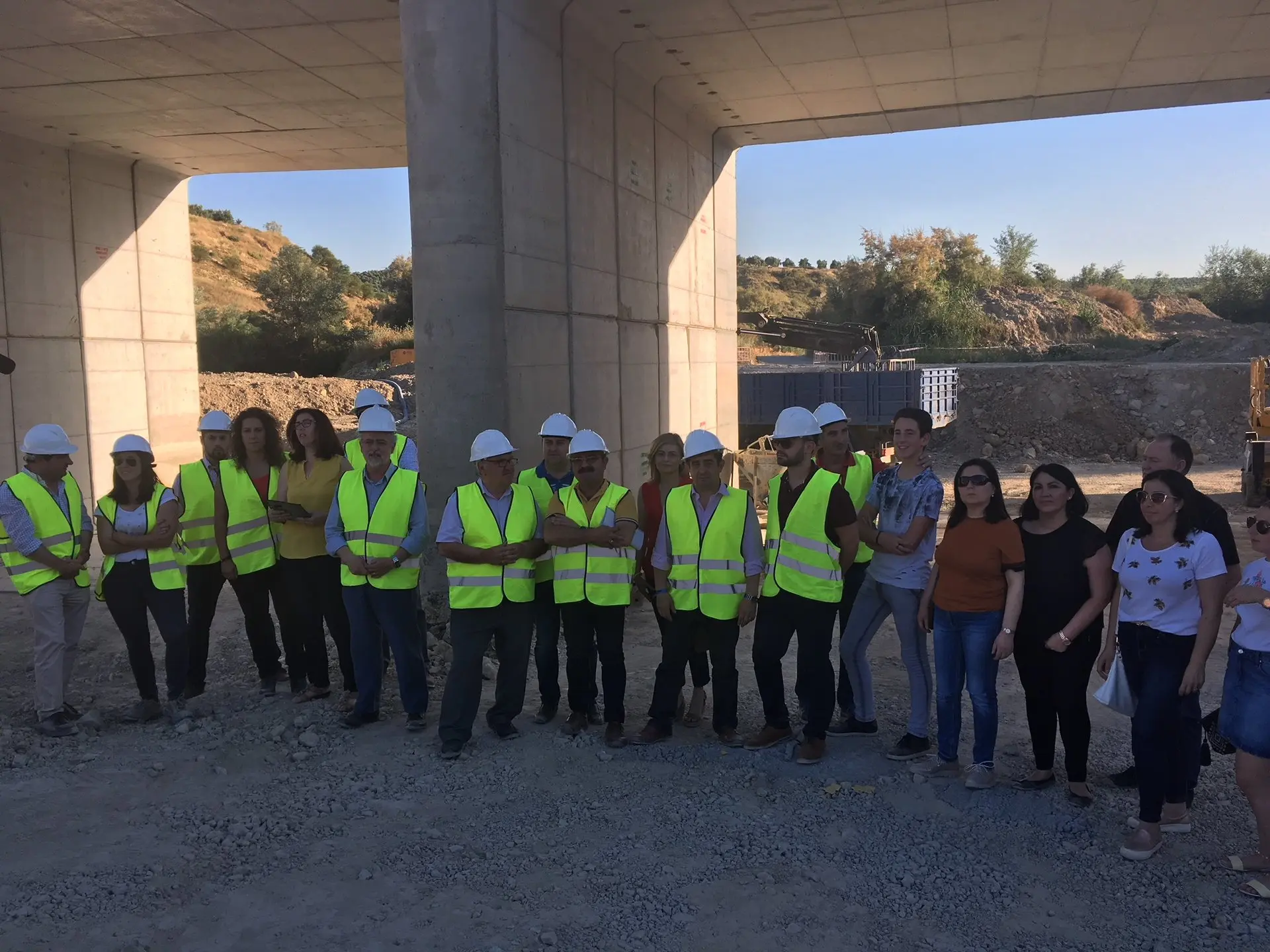 El puente de acceso a Campillo del Río está a la mitad