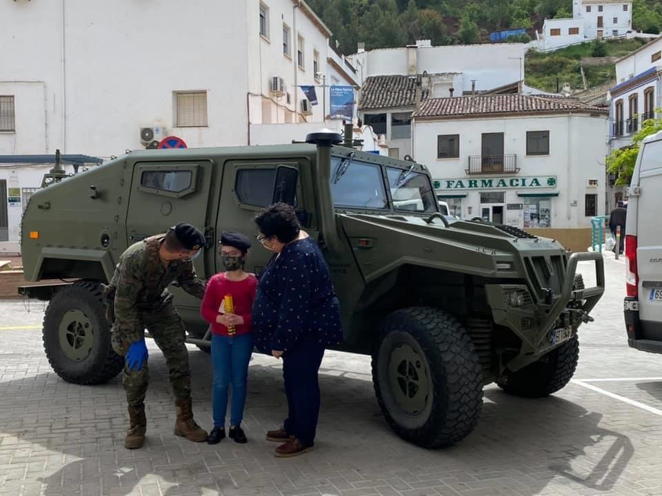 Carmen y su madre despiden al sargento Román. Foto: Ayuntamiento de Cambil.