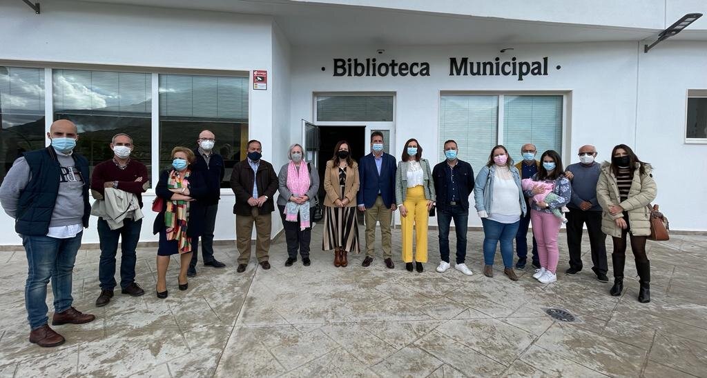 Las autoridades participantes en la inauguración, encabezadas por la subdelegada del Gobierno en Jaén y el alcalde de Jamilena, posan a las puertas de la biblioteca. Foto: Subdelegación del Gobierno. 