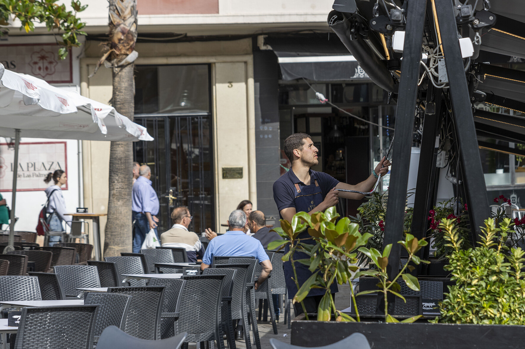 Horarios más estrictos y nuevas licencias para ordenar las terrazas y veladores