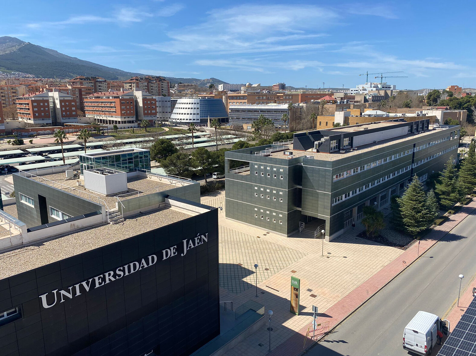 La UJA reduce el paro de sus egresados al mínimo histórico