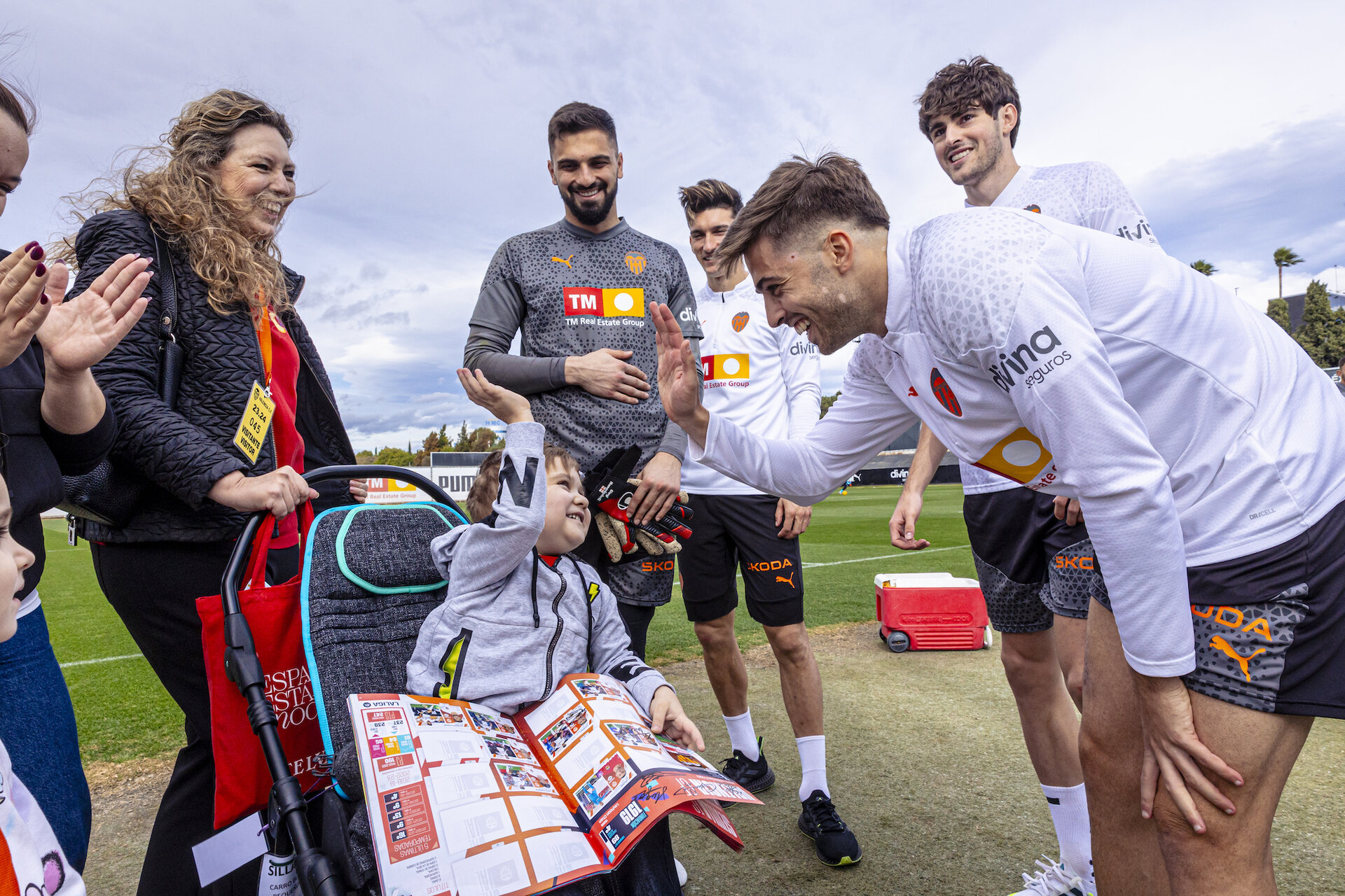 Igor, con los jugadores del Valencia. Foto: Asociación Pídeme la Luna. 