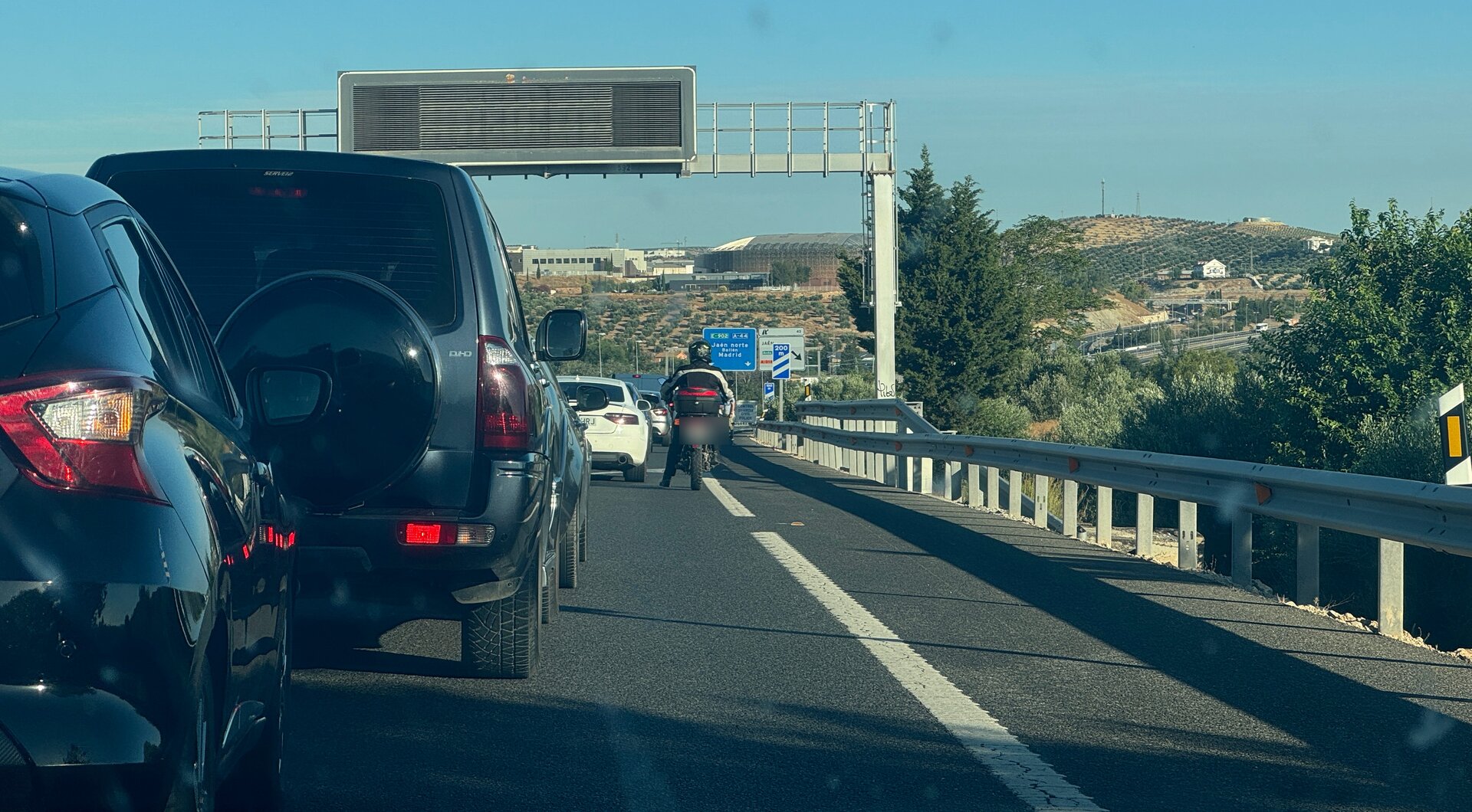 Vuelca un camión y provoca retenciones en la A-44