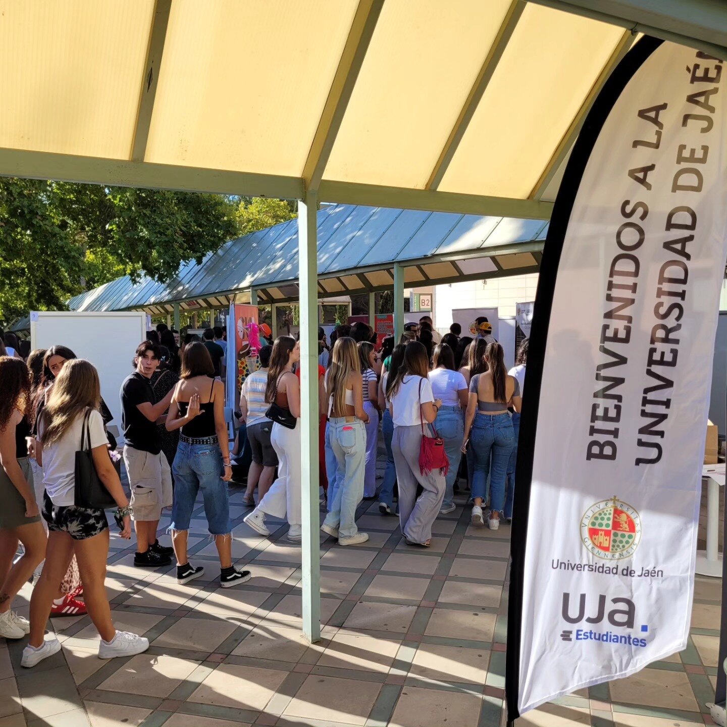 Una batucada de bienvenida a los nuevos estudiantes de la Universidad