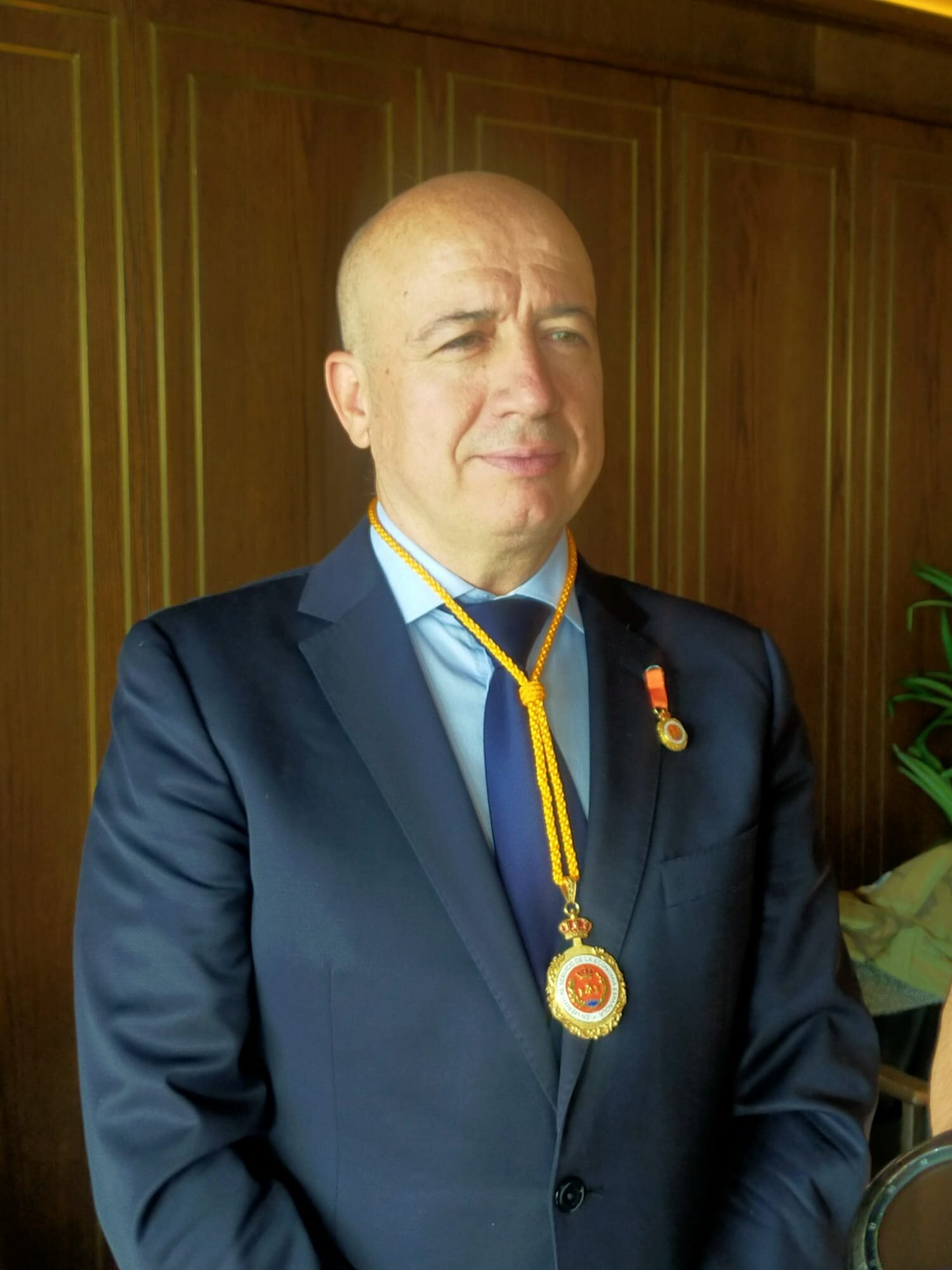 Rafael Peralta recibe la medalla al mérito economista