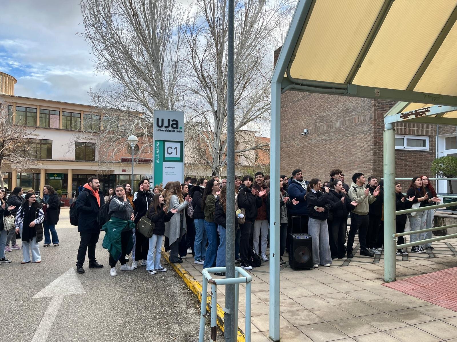 Protesta contra el recorte de horas presenciales en la UJA