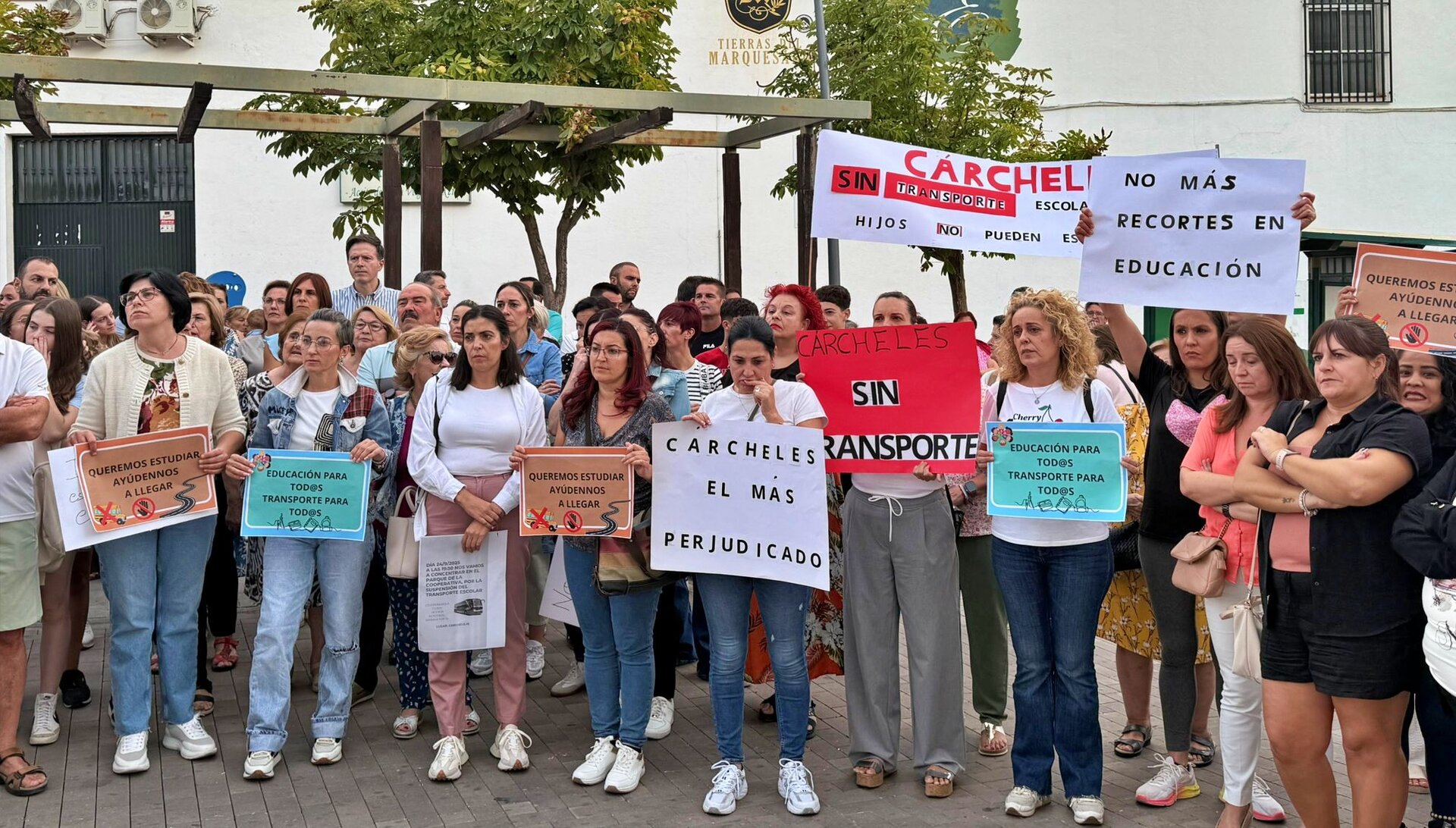 Familias de Cárcheles: "Las clases empiezan el martes y tenemos 32 estudiantes sin transporte escolar"