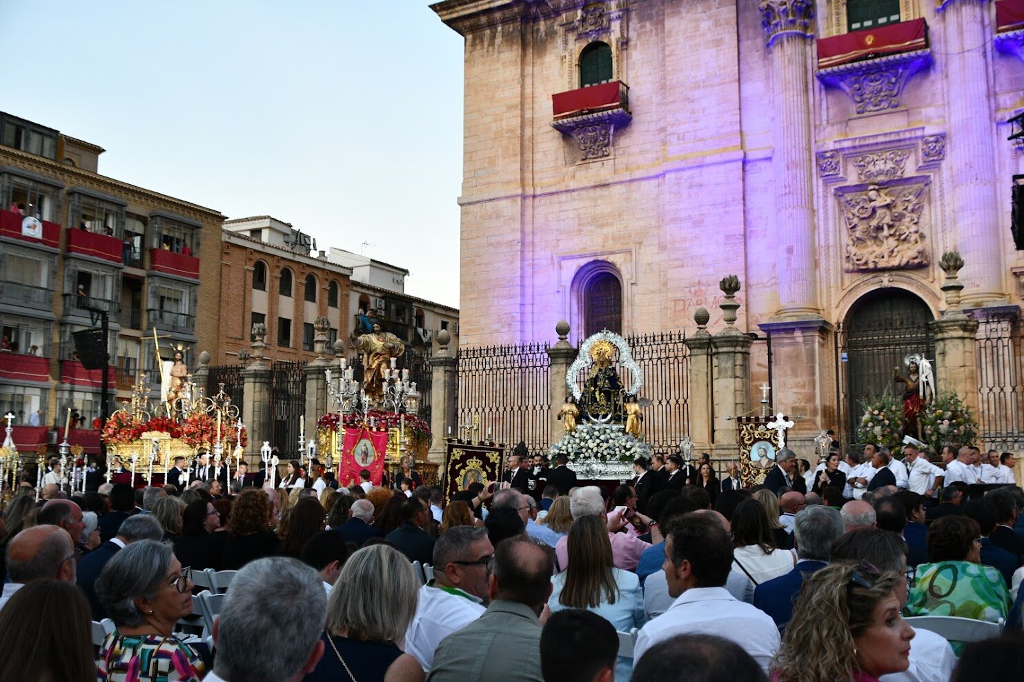 Jaén se convierte en un rosario de luz y esperanza