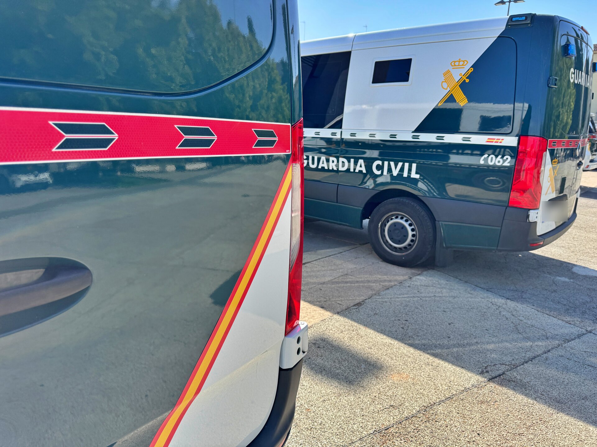 La Guardia Civil recupera ropa robada tras el vuelco de un camión en Mengíbar