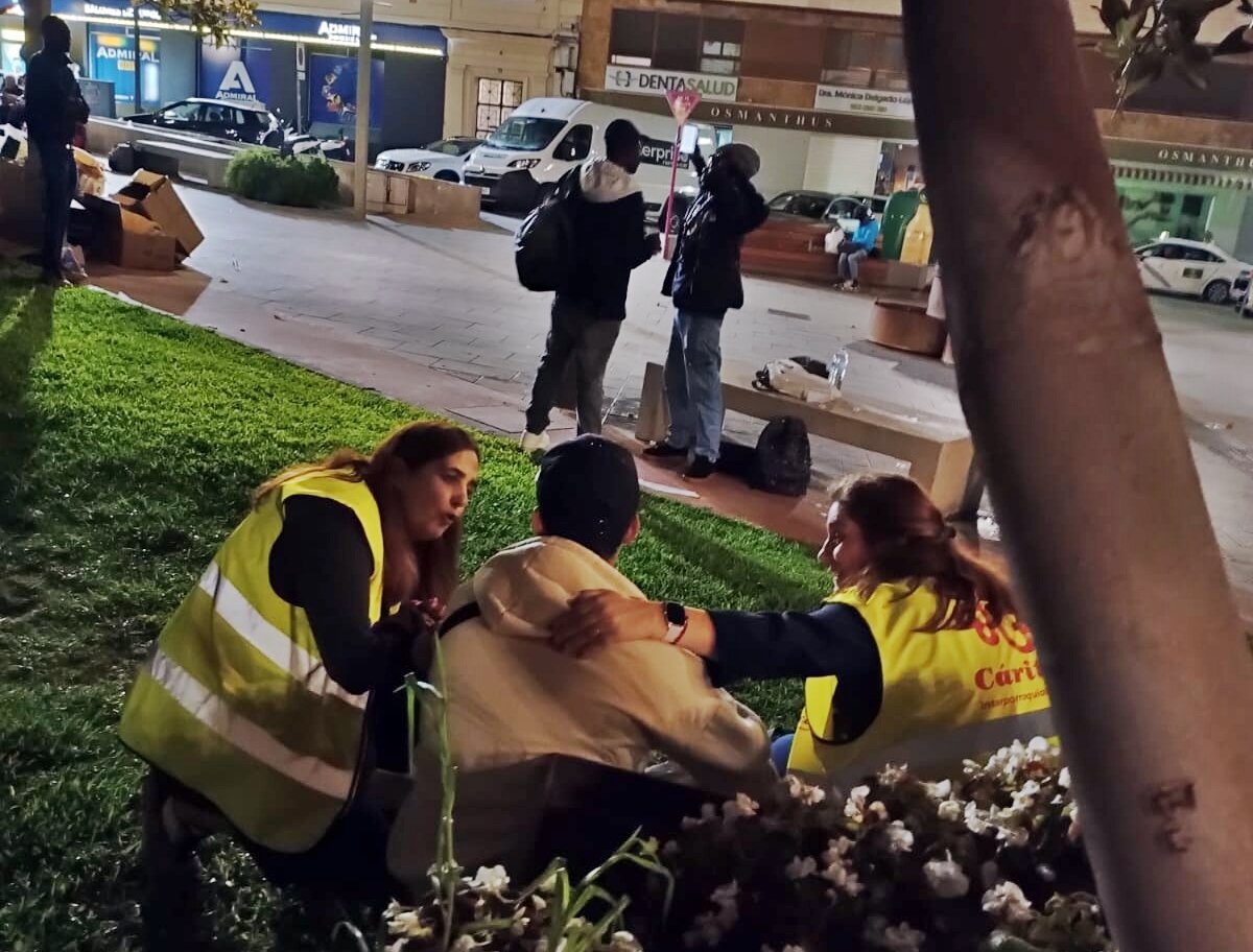 Cáritas alerta de que una treintena de temporeros duerme en la calle