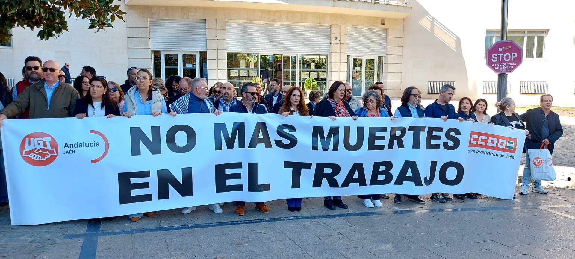 UGT y CC OO protestan por la muerte de un trabajador en Úbeda
