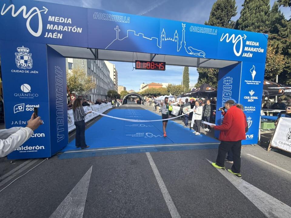 Andy Morales y Eliam Ajuria conquistan una Media Maratón histórica