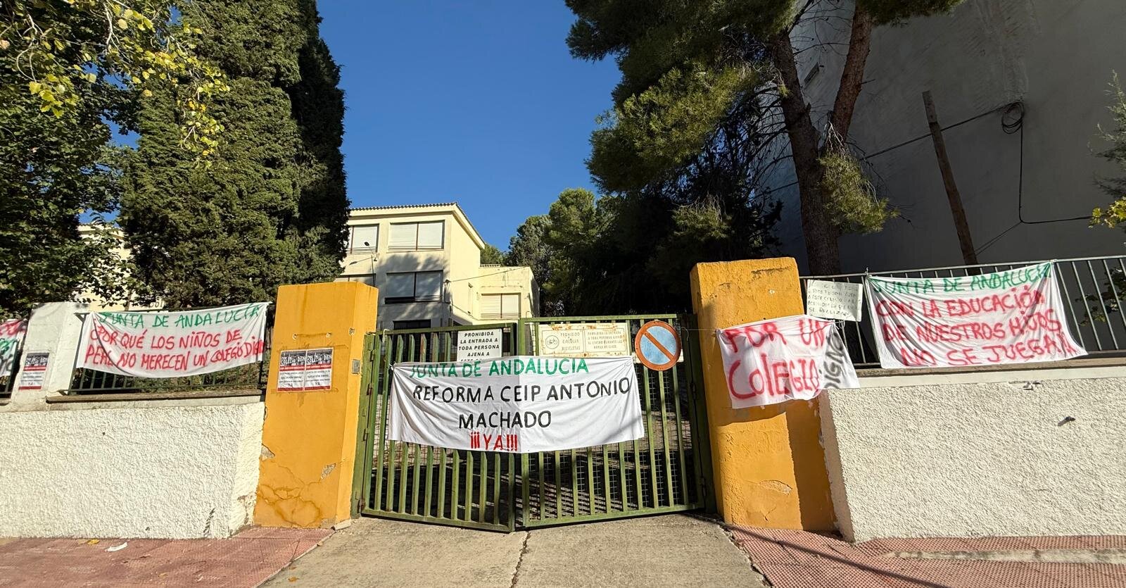 De las pancartas a nuevas protestas: Peal de Becerro exige las obras prometidas del colegio
