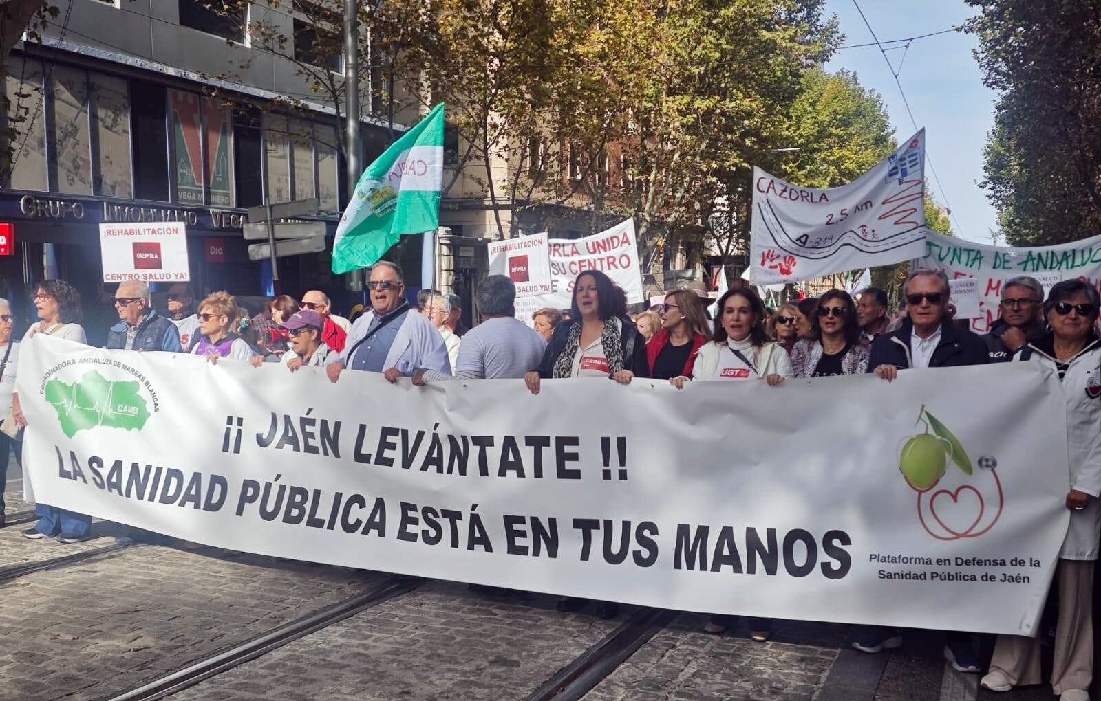 Jaén se tiñe de blanco en defensa de la sanidad pública