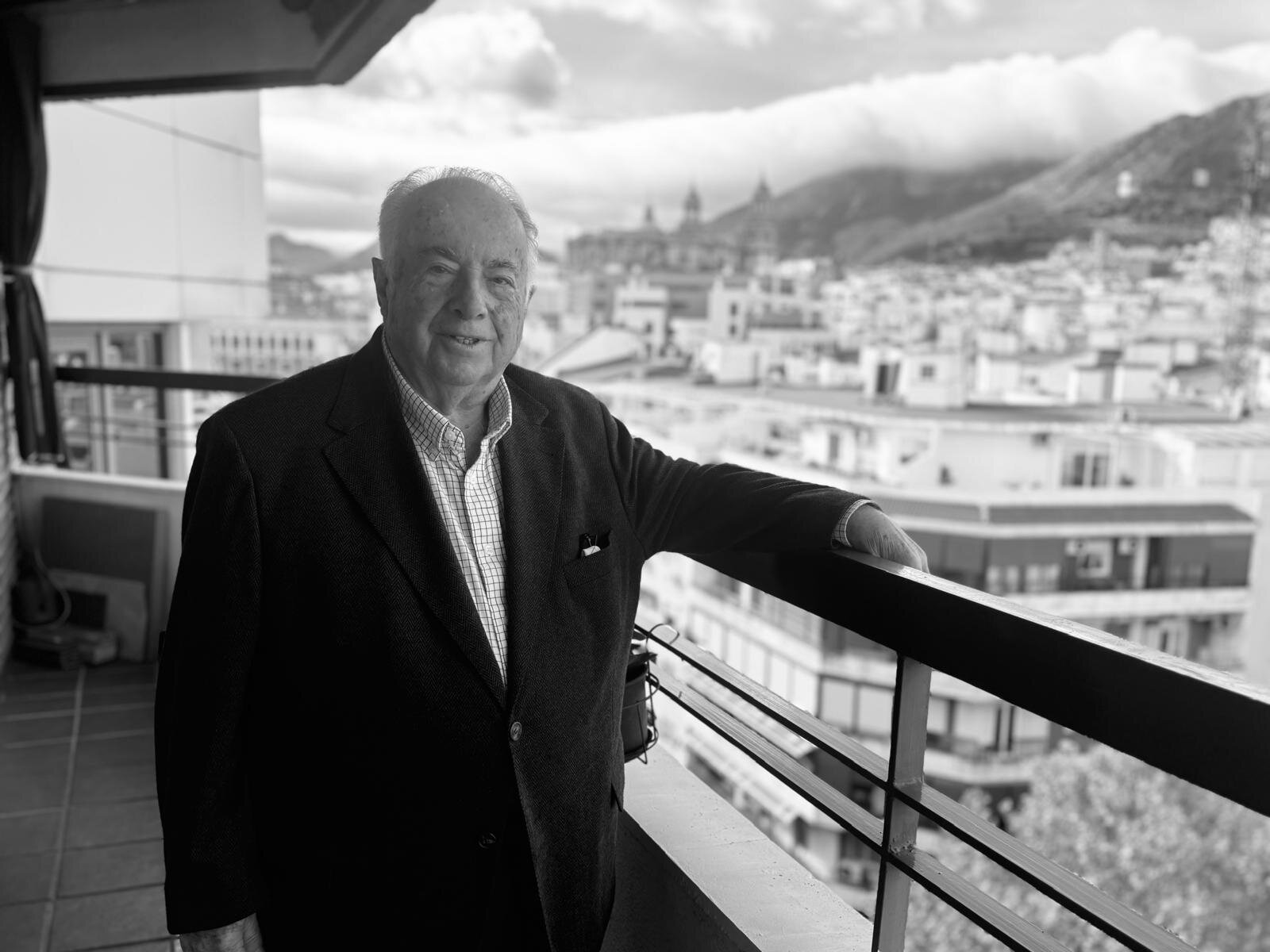 "He tenido dos oficios: la abogacía, por devoción, y el olivar, que me enganchó"