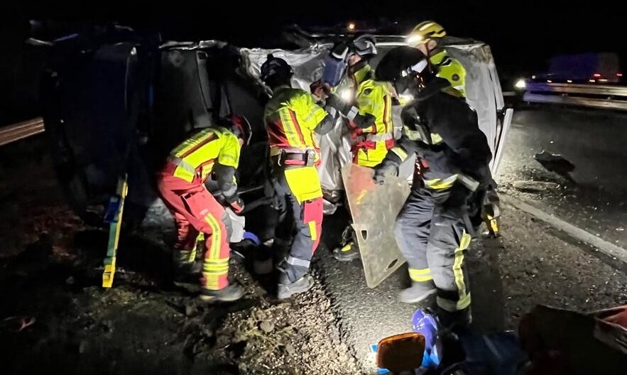 Un fallecido al volcar una furgoneta en la autovía A-44 en Campillo de Arenas