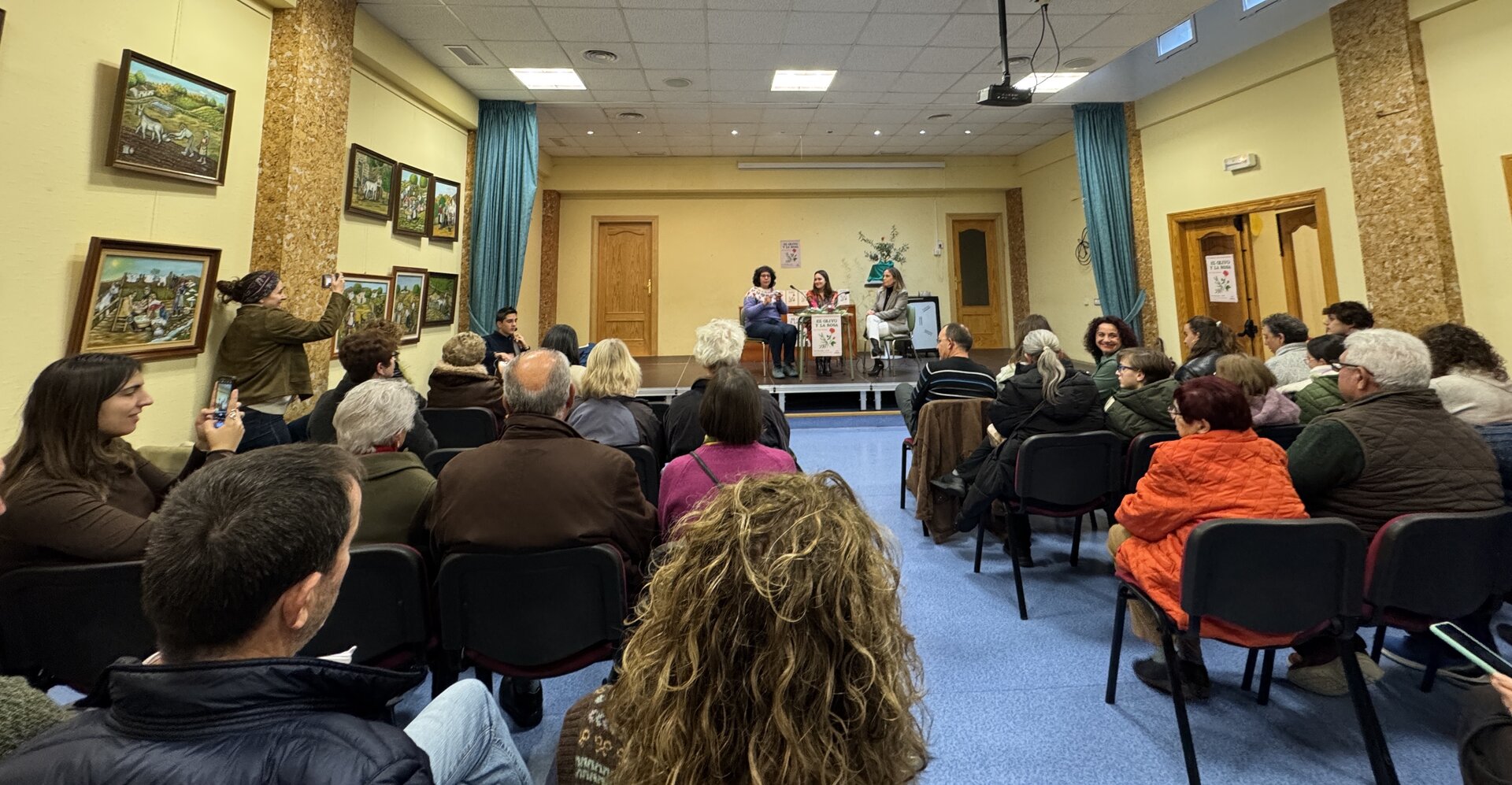 María López ensalza la idea de comunidad con 'El olivo y la rosa'