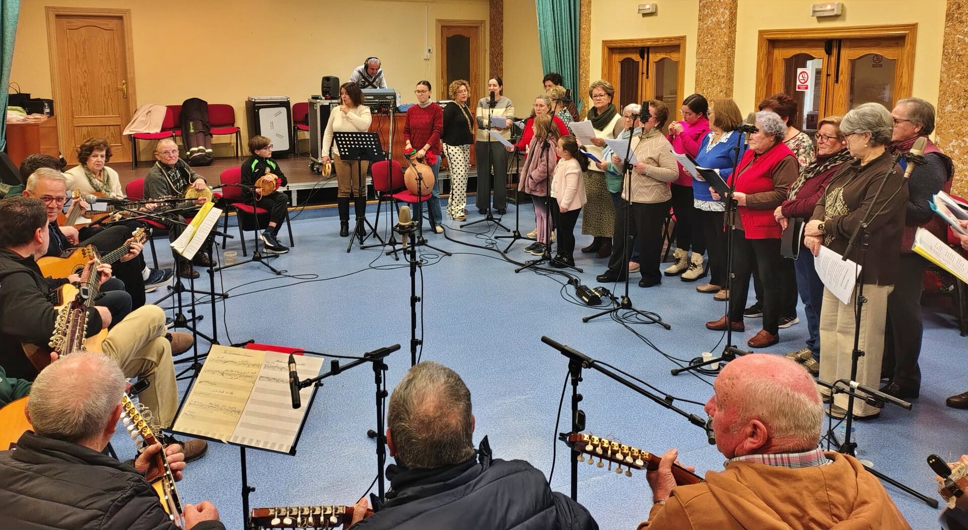 El Coro y Rondalla de Frailes convierte la memoria popular en un disco navideño