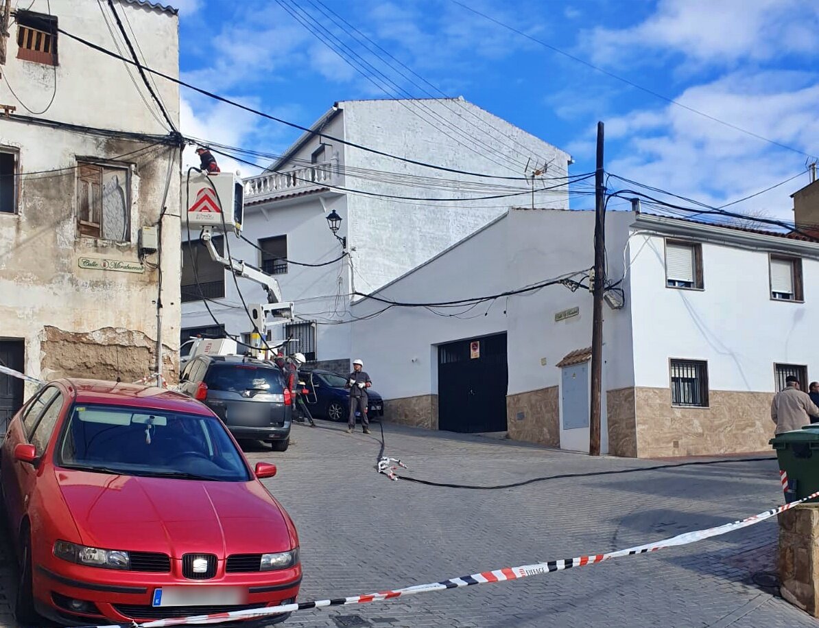 El barrio alto de Huelma recupera el suministro eléctrico 24 horas después