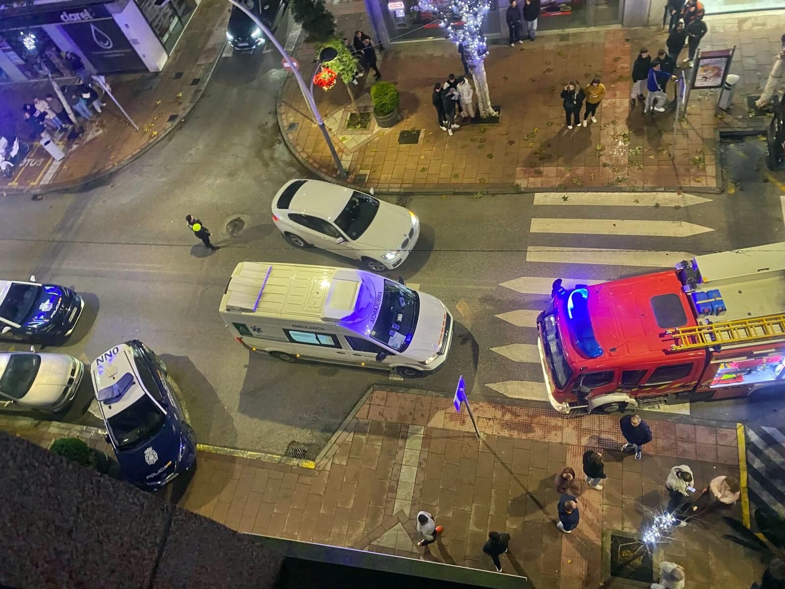 Desalojados varios vecinos por un incendio en un edificio de Andújar
