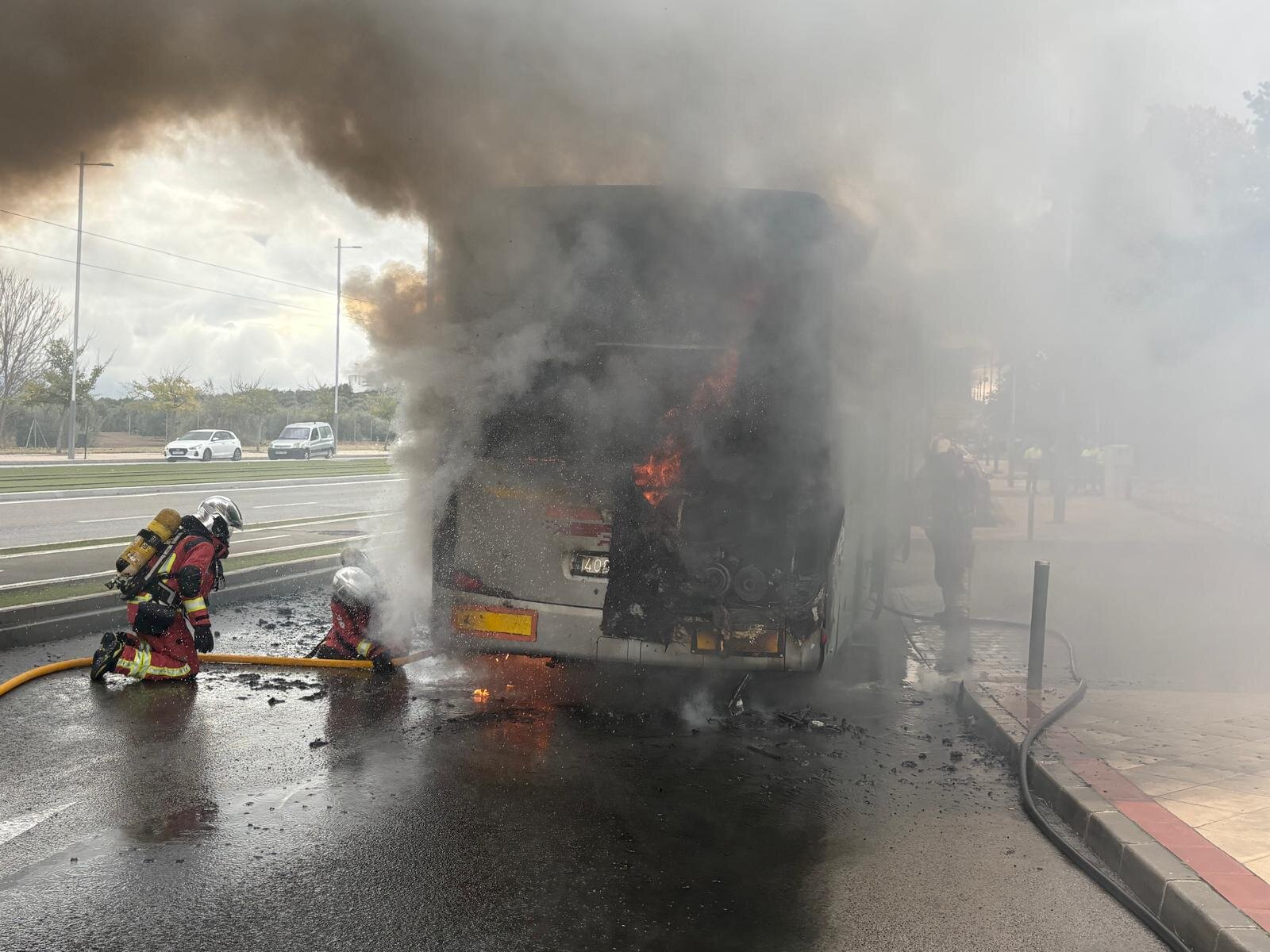 Un autobús arde en el Polígono de los Olivares y moviliza un amplio dispositivo de bomberos