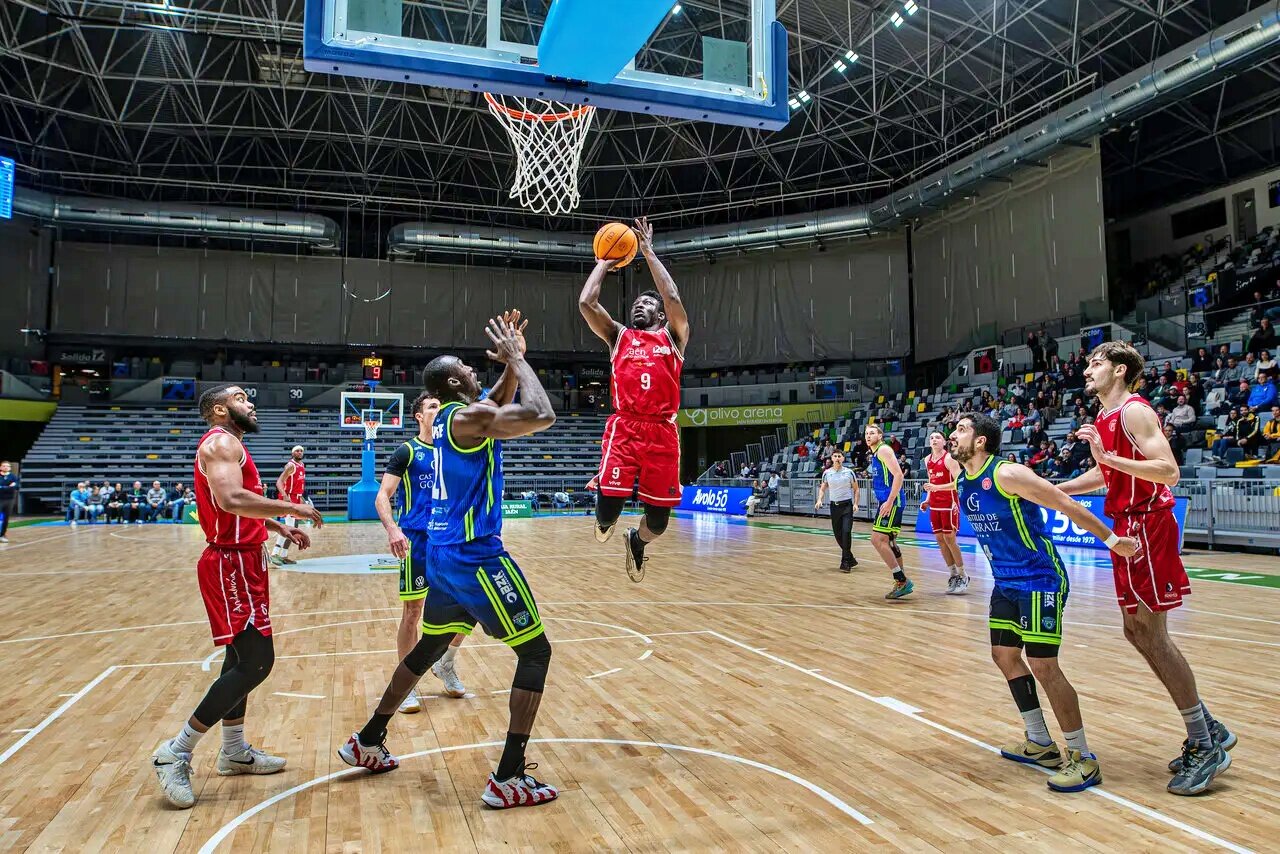 El Jaén CB firma una victoria de carácter ante un combativo Valle de Egüés