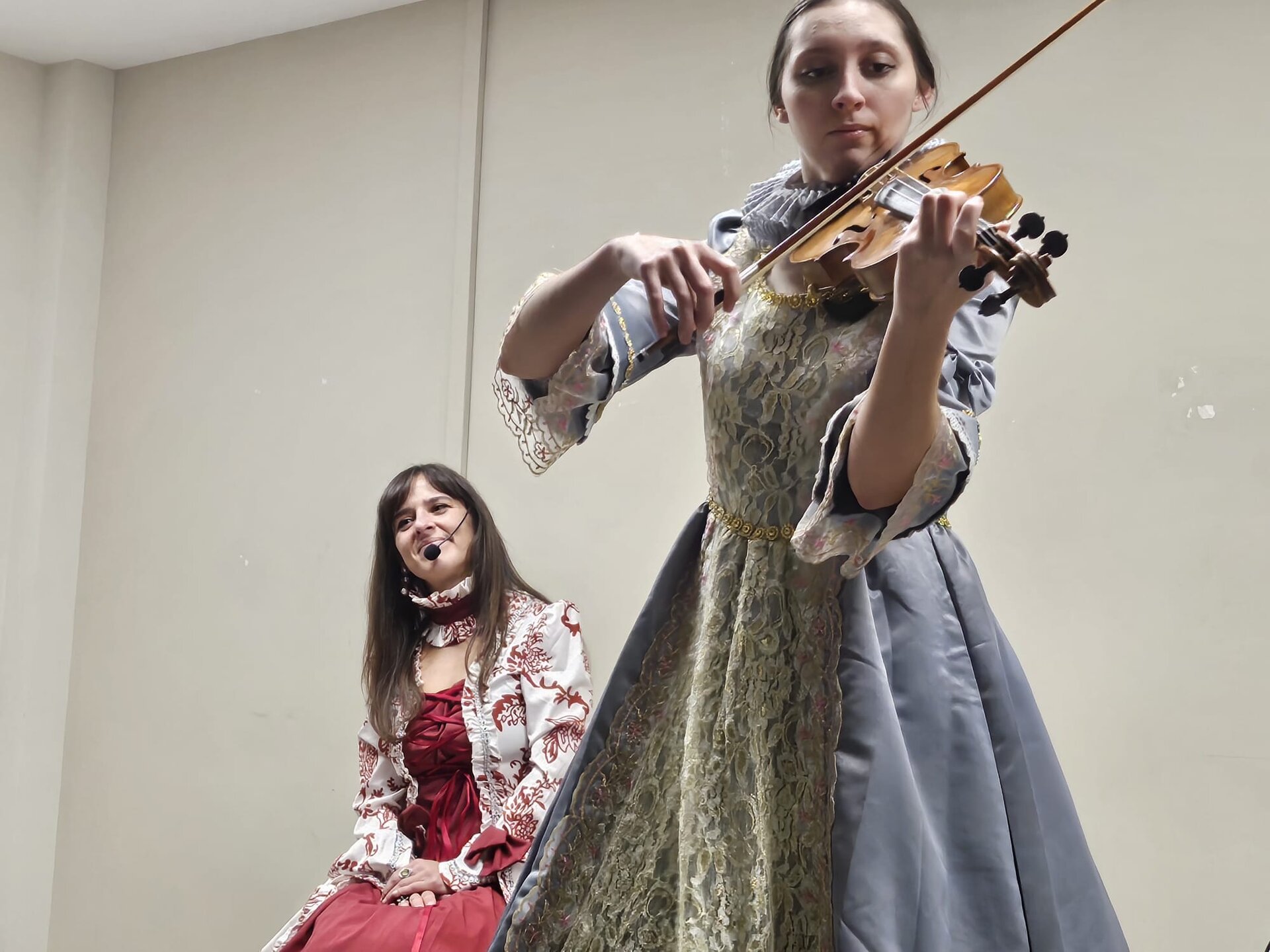 Mariana de Carvajal entra en los institutos con La Paca