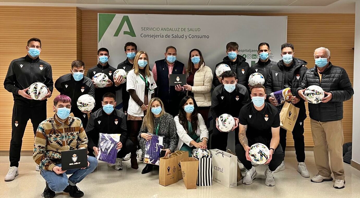 El Real Jaén lleva regalos a los niños del Hospital Universitario