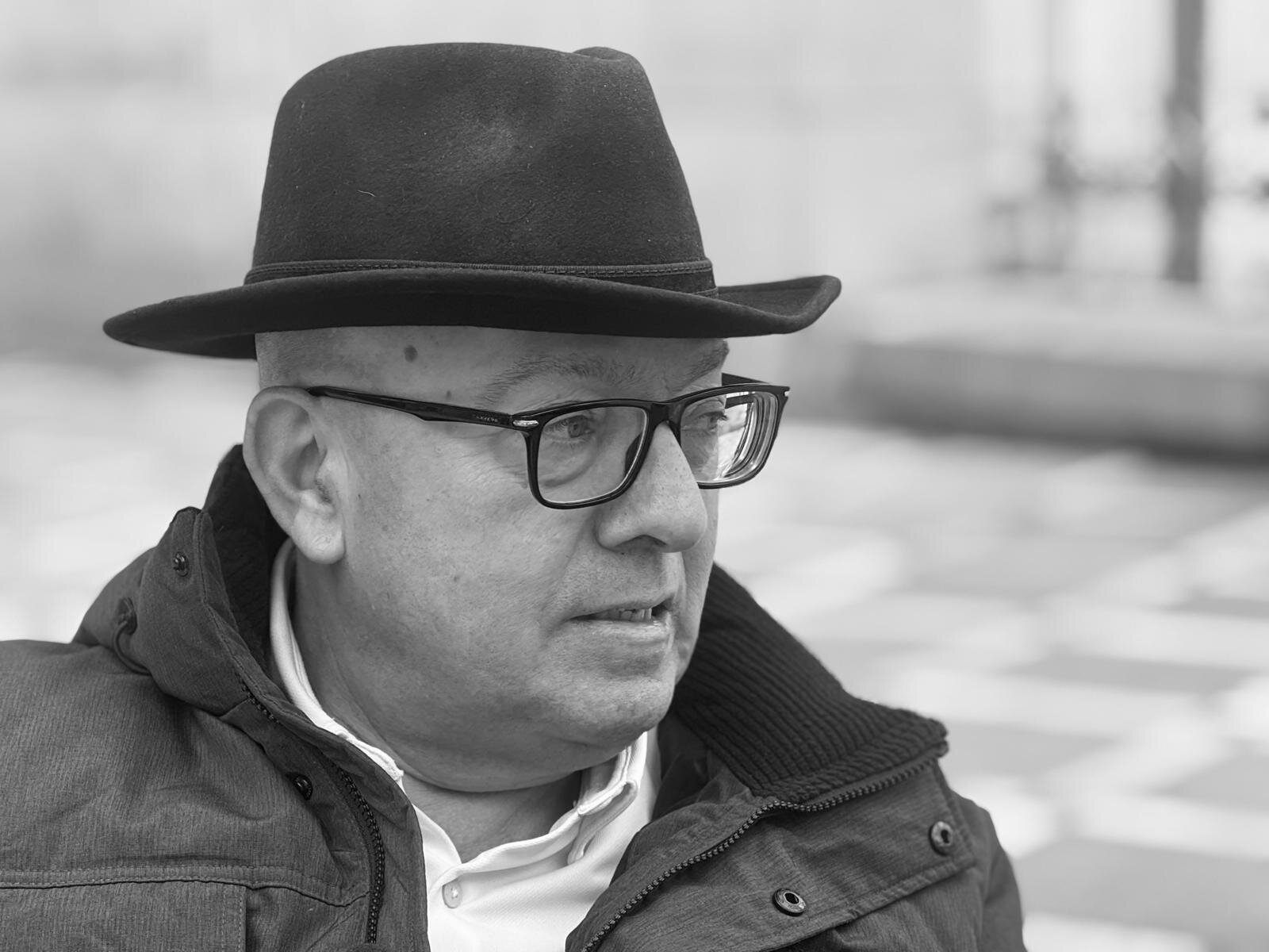 "El funcionariado, en general, no tiene compasión con las personas mayores"