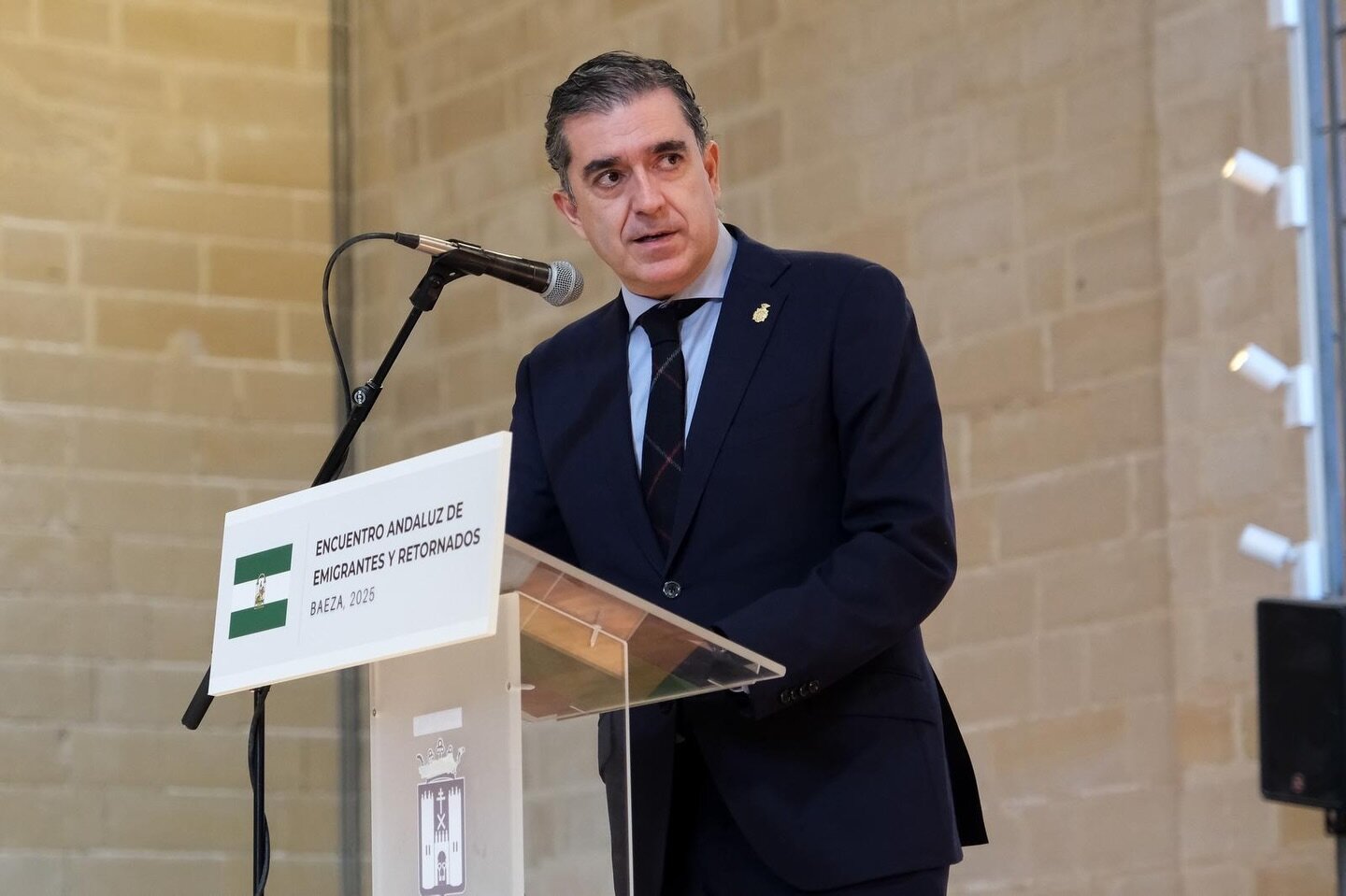 El alcalde de Baeza pasa a planta tras salir de la UCI