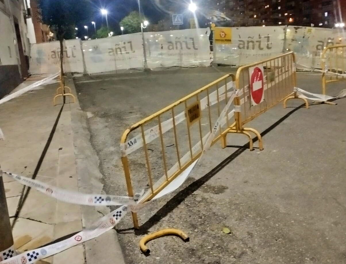 Desalojan a una treintena de vecinos en Bellavista por grietas tras una excavación