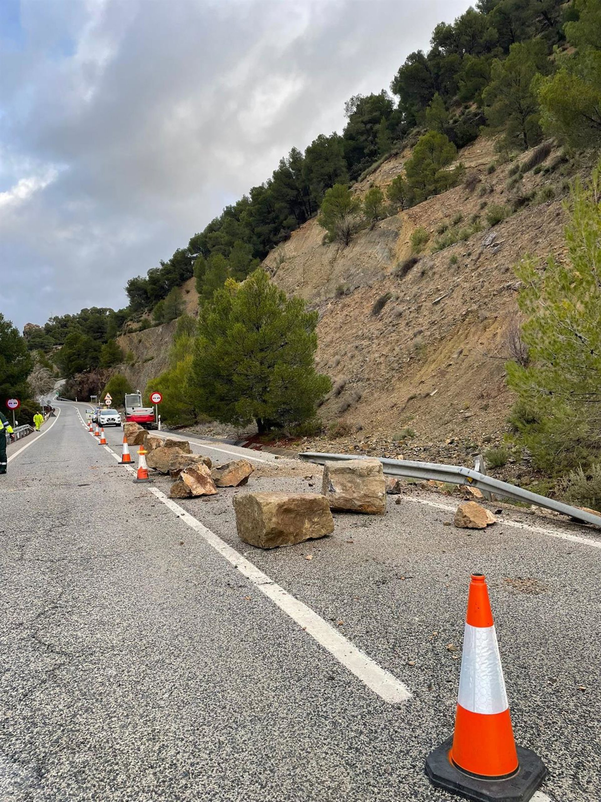 Cerrada al tráfico la A-324 entre Huelma y Cambil por desprendimientos de rocas
