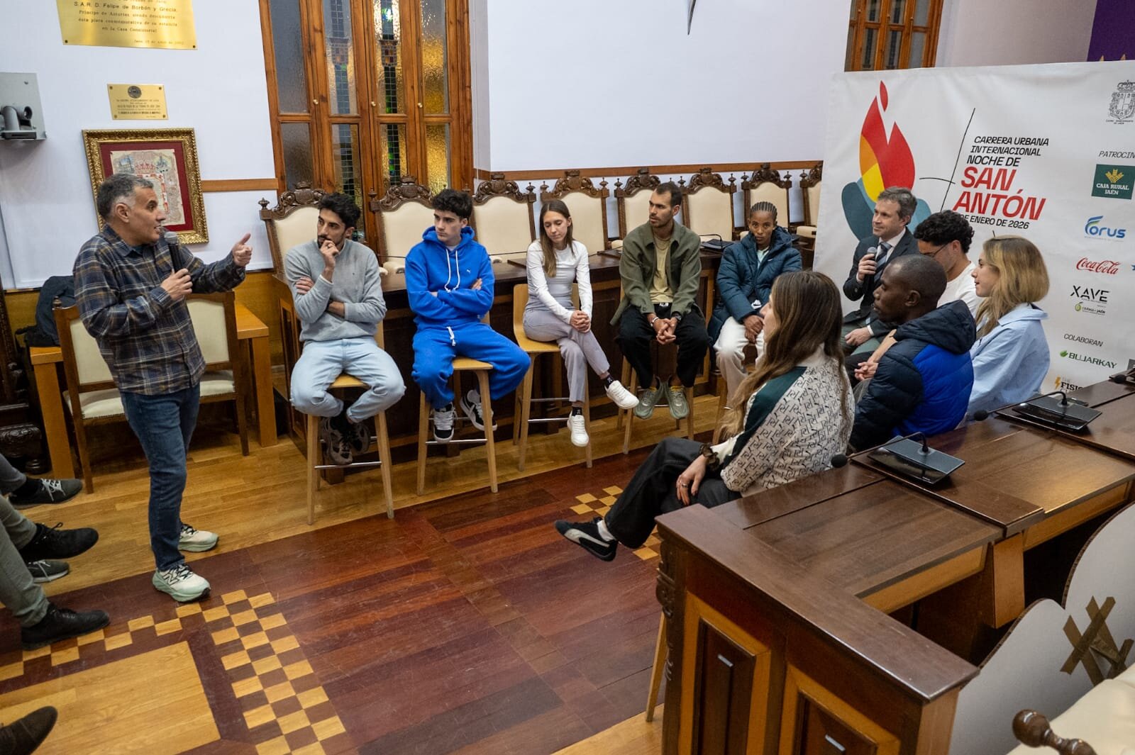 San Antón prende la lumbre y enciende el asfalto