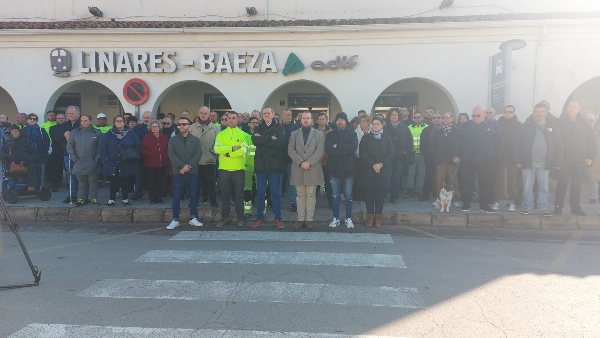 Trabajadores de Adif guardan cinco minutos de silencio en Linares-Baeza 