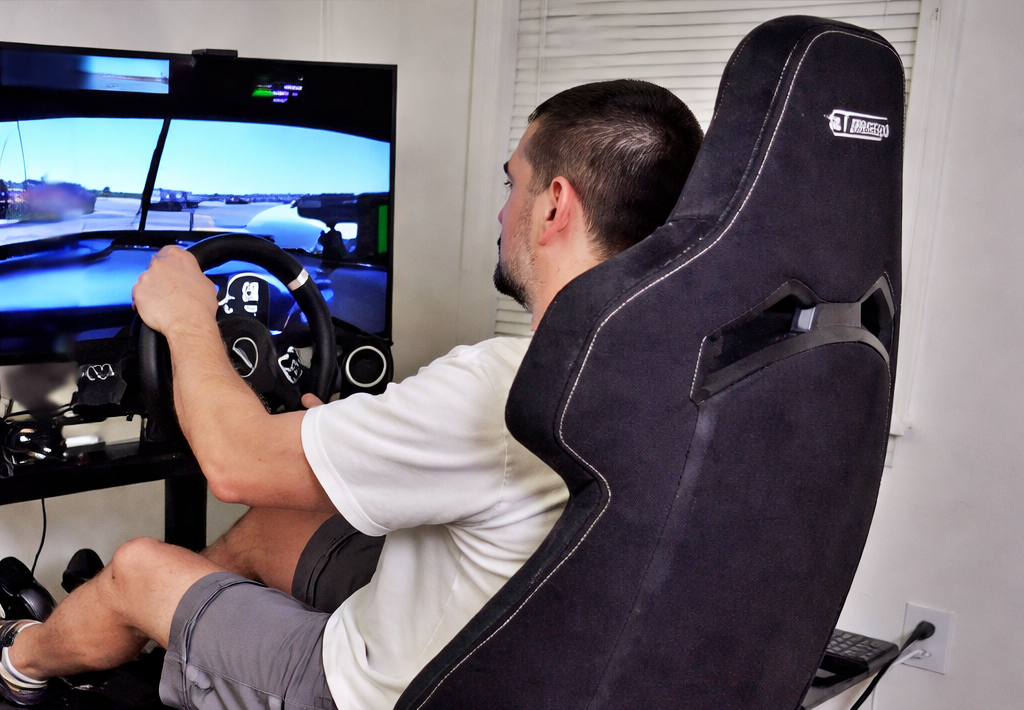 El jiennense que impulsa el automovilismo virtual