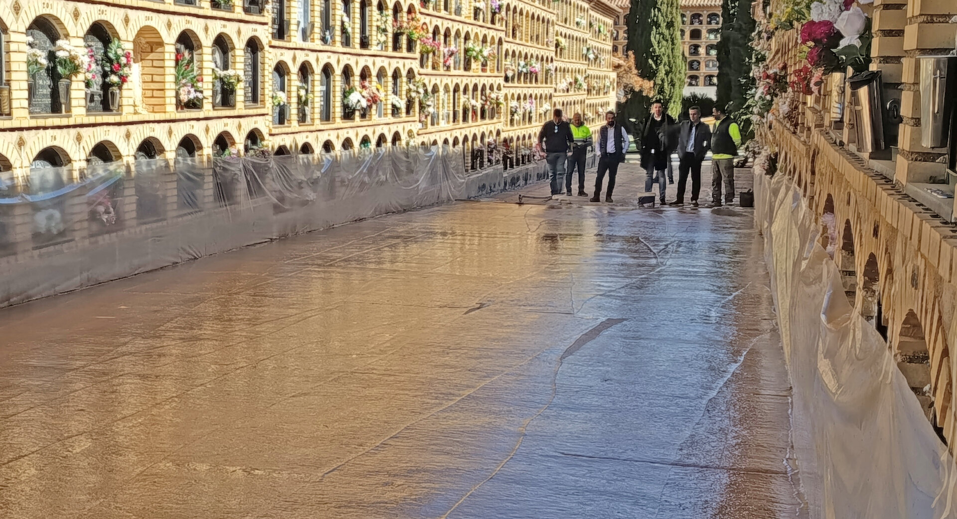 El Ayuntamiento renueva otra calle del cementerio de San Fernando y alcanza las once durante el mandato