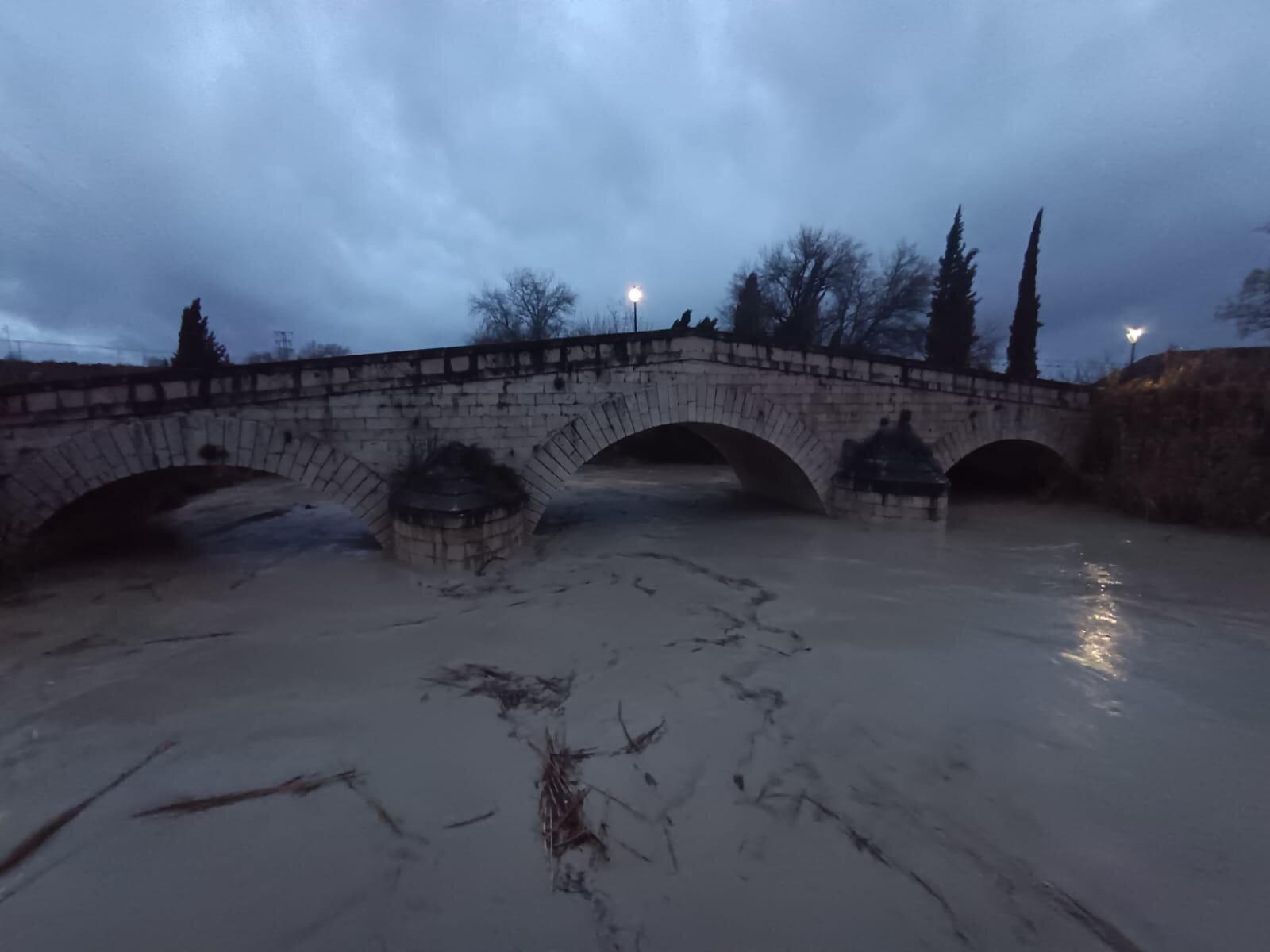 Desalojados 600 vecinos de Los Puentes por la crecida de los ríos