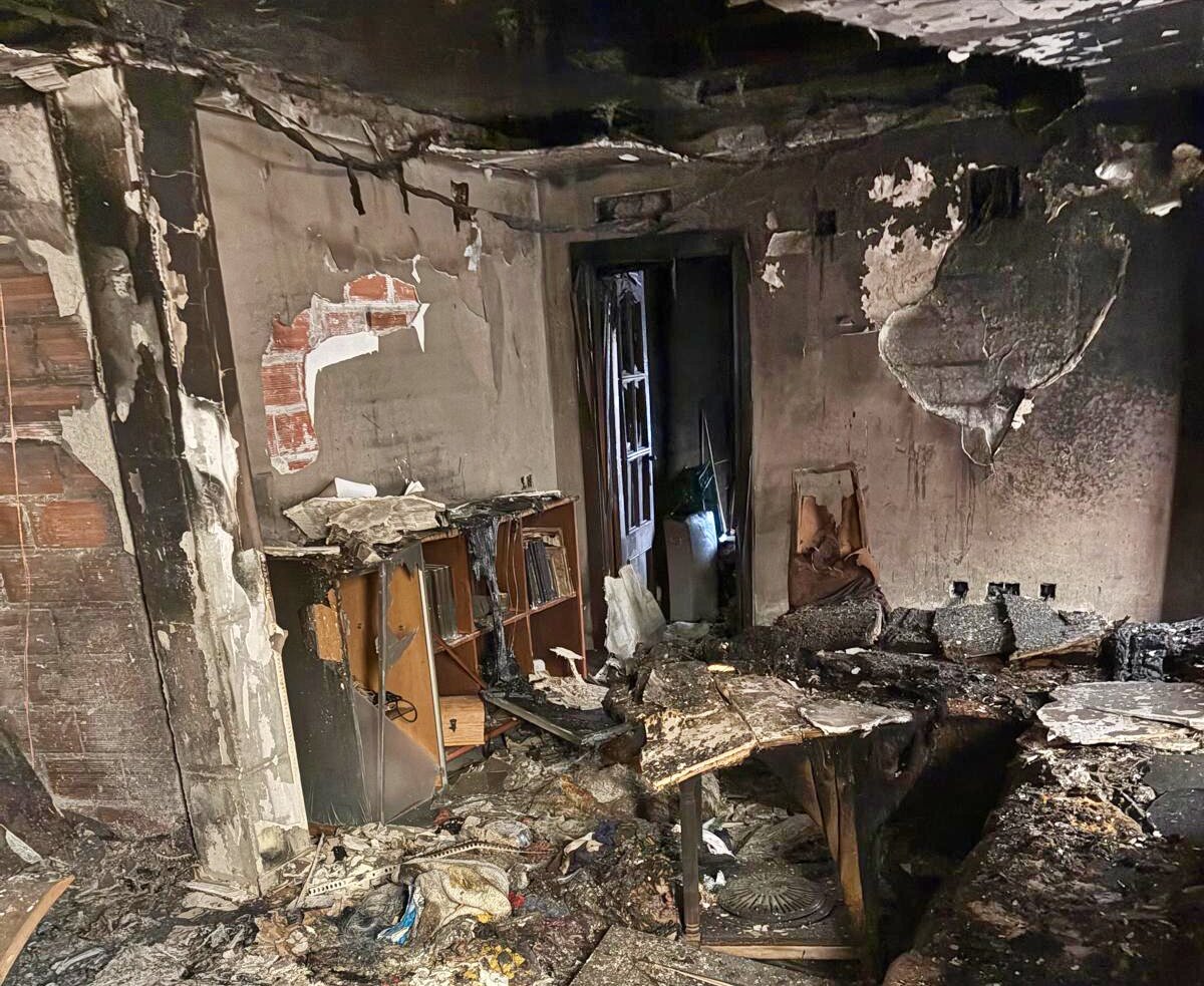 Aparatoso incendio sin heridos en una vivienda de la calle San Antón