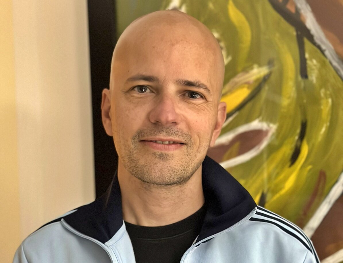 Jorge Villena regresa a Linares con la novela policiaca 'Hermana Santa'