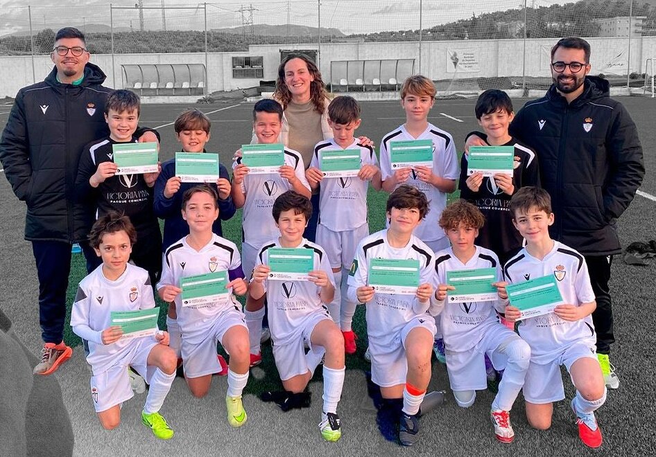 Un brazalete verde y goles solidarios