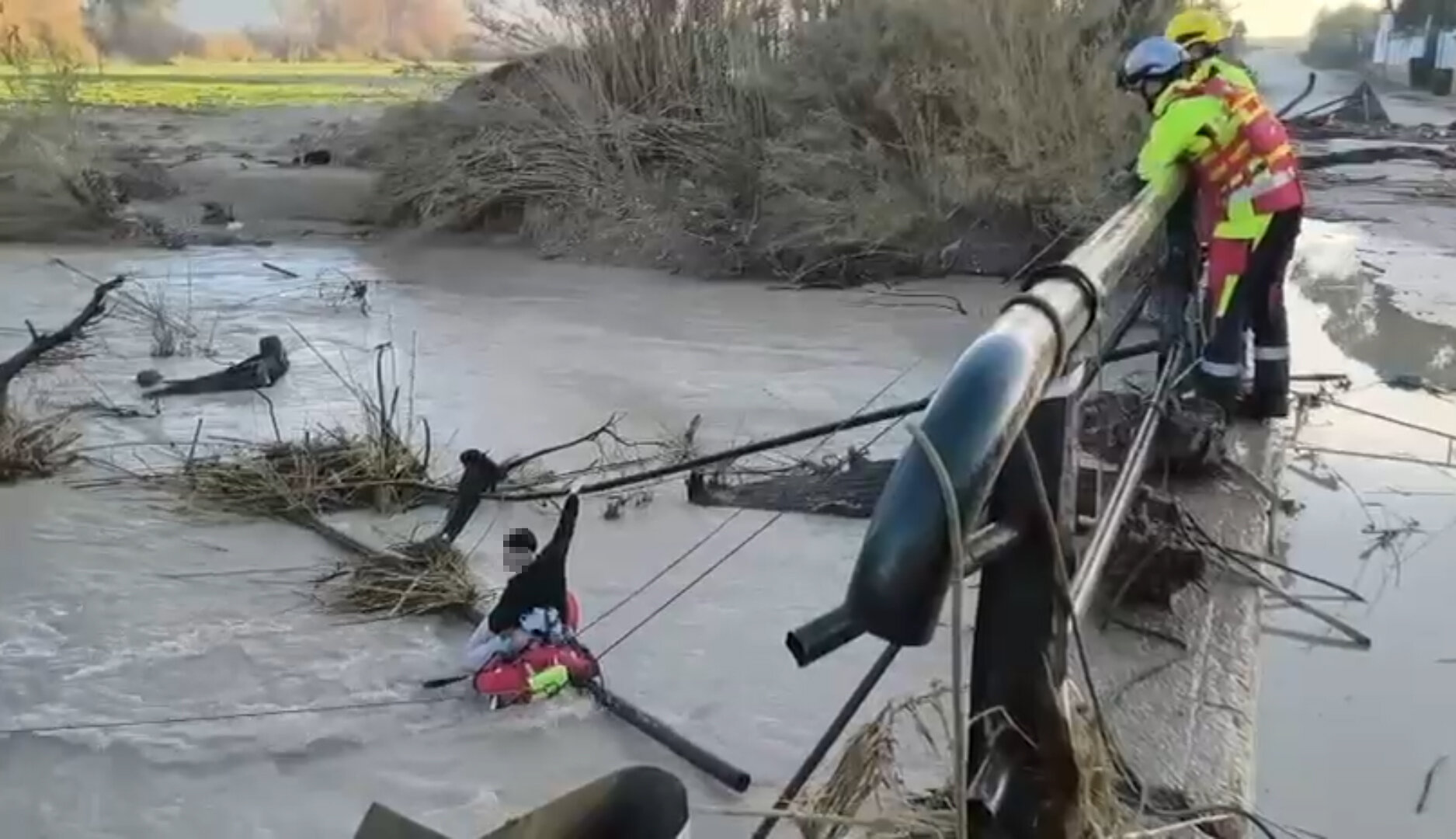 Rescatado un joven tras caer un vehículo al río desde el puente de la A-6000