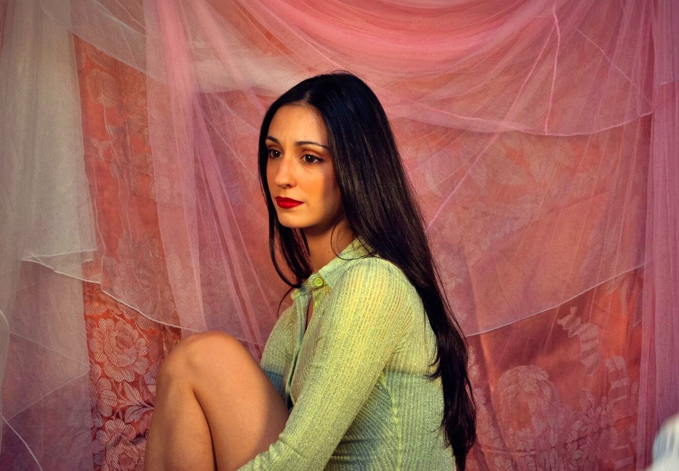 Belén Turnes presenta 'Paredes blancas', adelanto de su primer disco