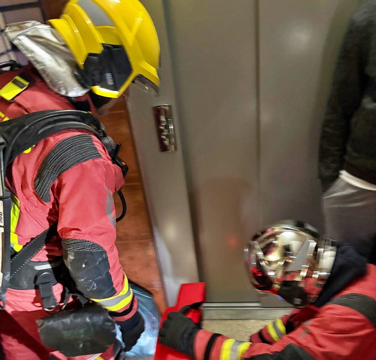Bomberos actúa en el incendio en la cocina de una vivienda del Gran Eje