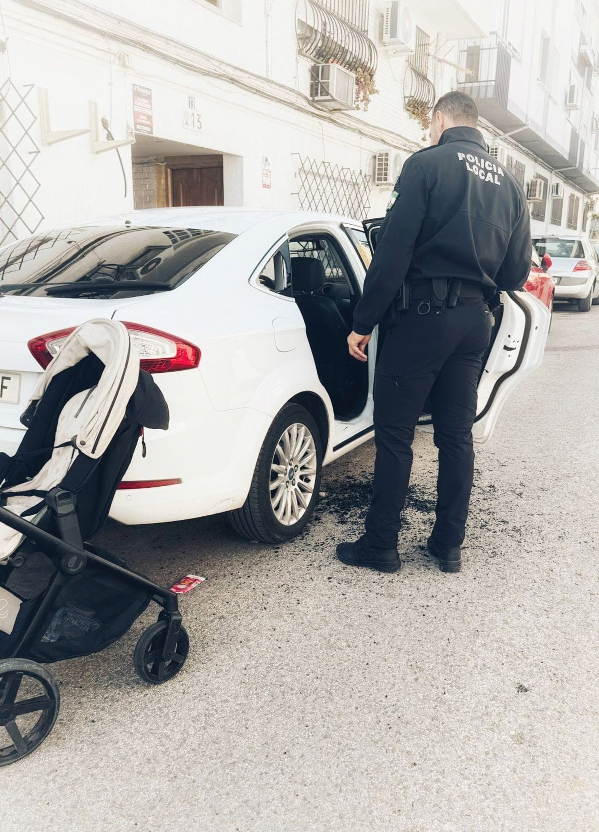 La Policía Local rescata a una niña de dos años atrapada en un coche