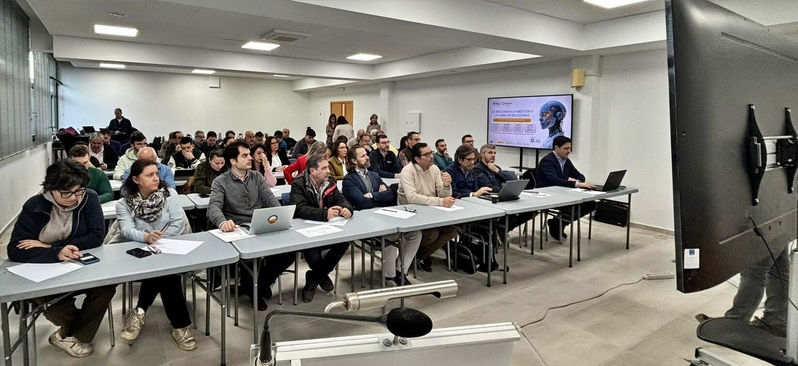 Más de 170 profesionales analizan en Linares cómo aplicar la IA en la gestión empresarial