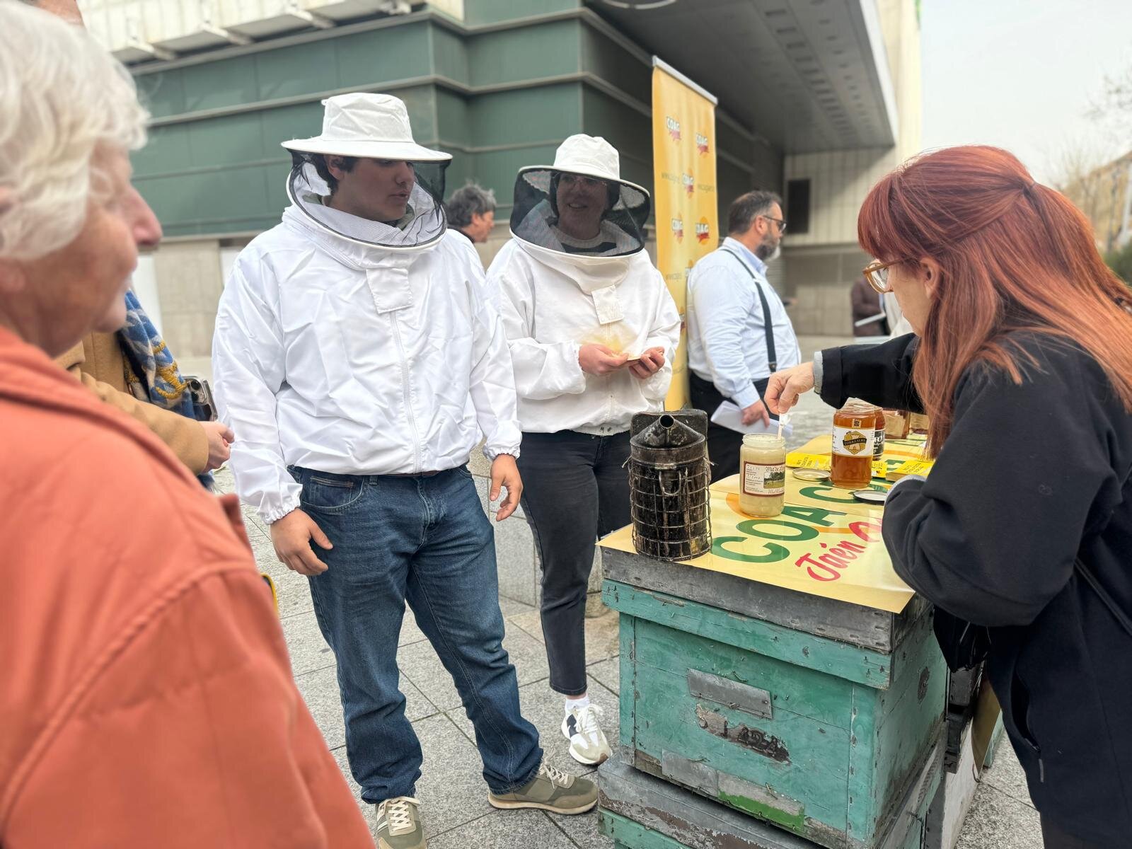 Apicultores alzan la voz para defender la miel local frente a las importaciones