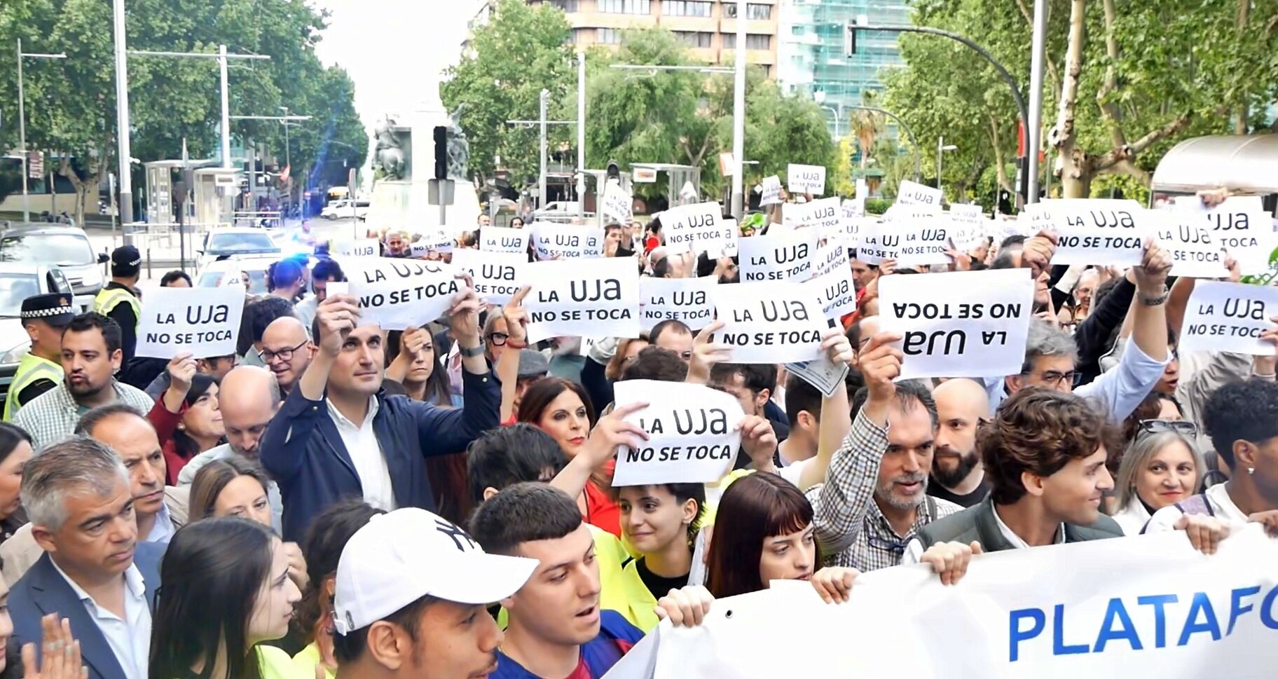 “La UJA no se toca”: Jaén toma la plaza para defender su universidad