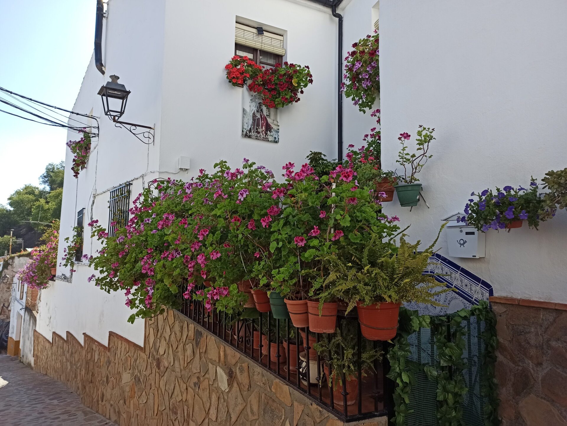 Martos impulsa el encalado de viviendas con reparto de cal gratuita